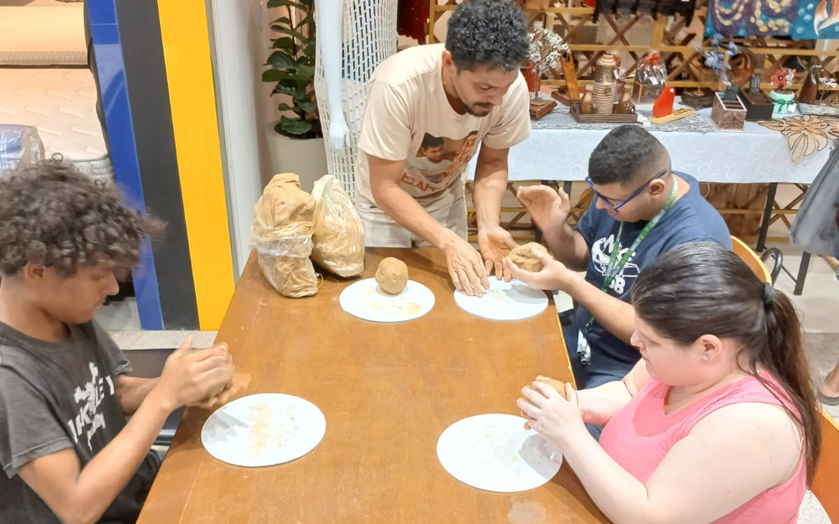 Oficina de cerâmica para deficientes visuais tem o apoio da Fundação Rio das Ostras de Cultura