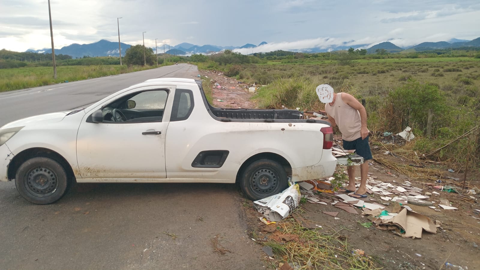 Guarda Ambiental flagra descarte irregular de entulho e apreende veículo em Rio das Ostras