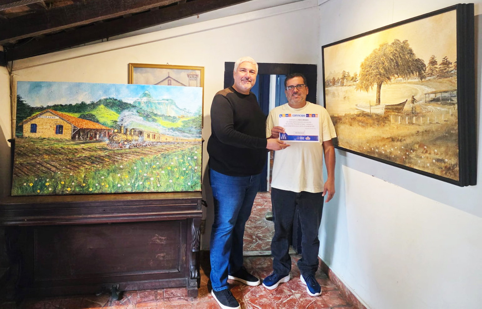 Froc entrega certificados para expositores da Casa de Cultura