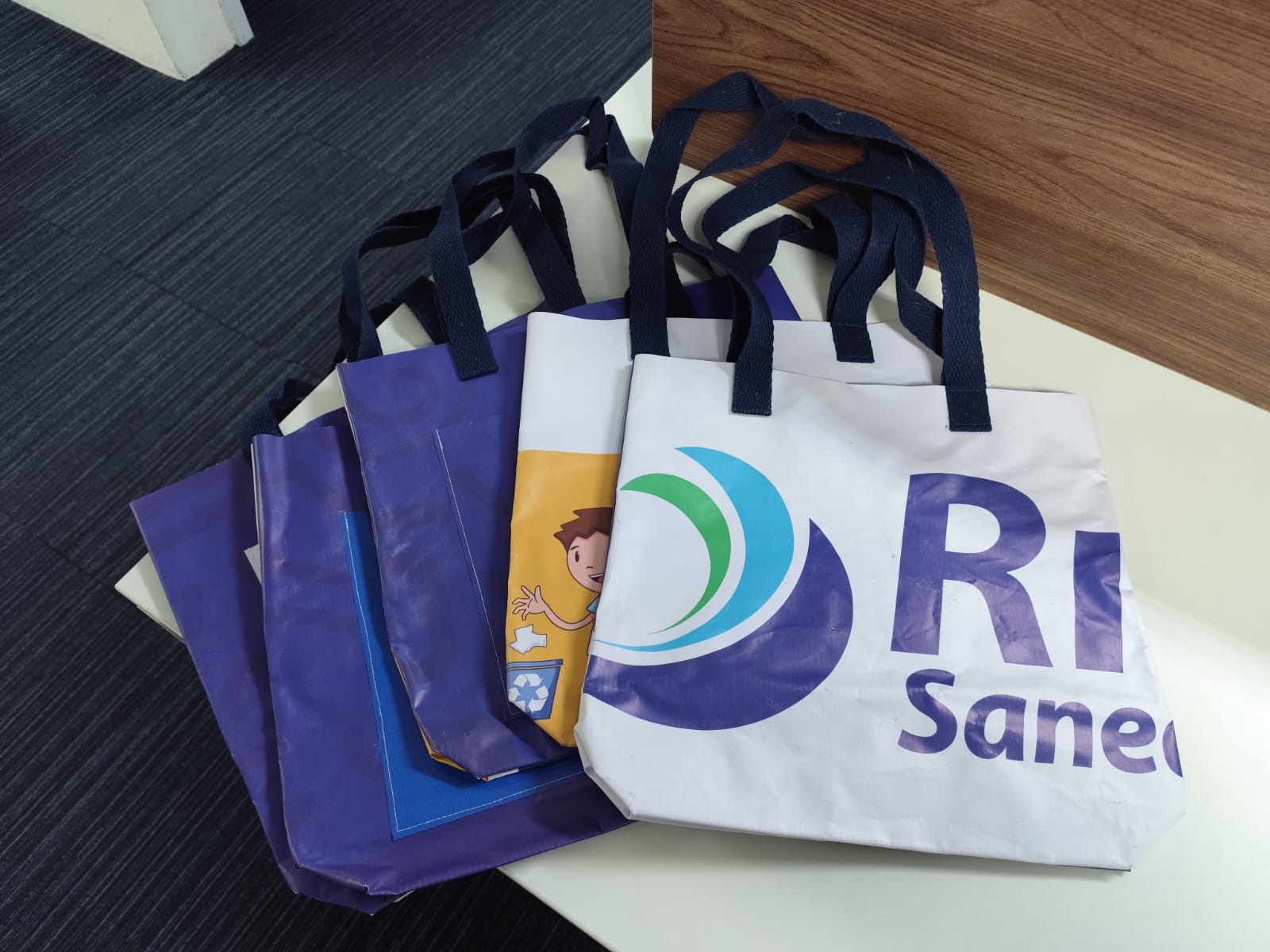 Concessionária inicia projeto para transformar uniformes usados em bolsas e estojos sustentáveis