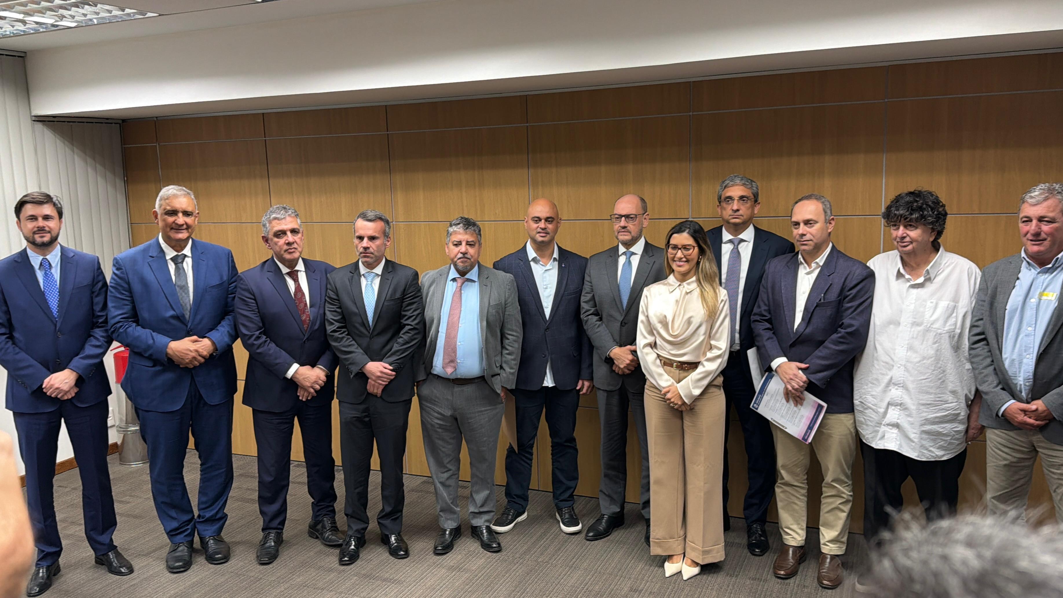 Prefeito Carlos Augusto e governador anunciam início da duplicação da RJ-106