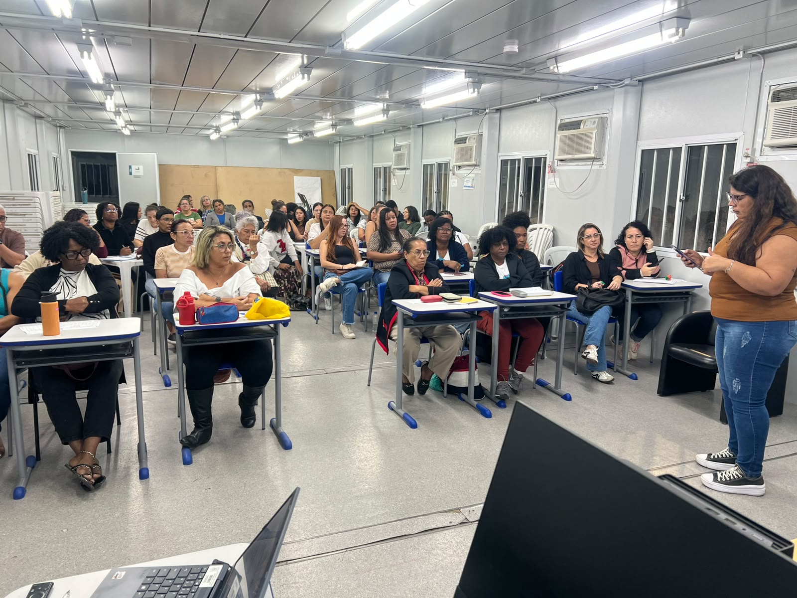 Prefeitura de Rio das Ostras inicia Curso de Libras  Educação bilíngue é voltado para profissionais da rede municipal