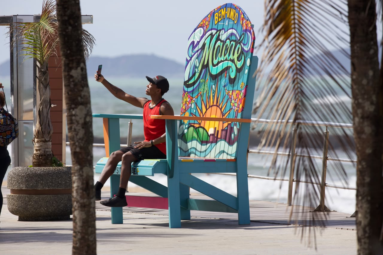 Cadeira gigante é o novo ponto turístico de Macaé