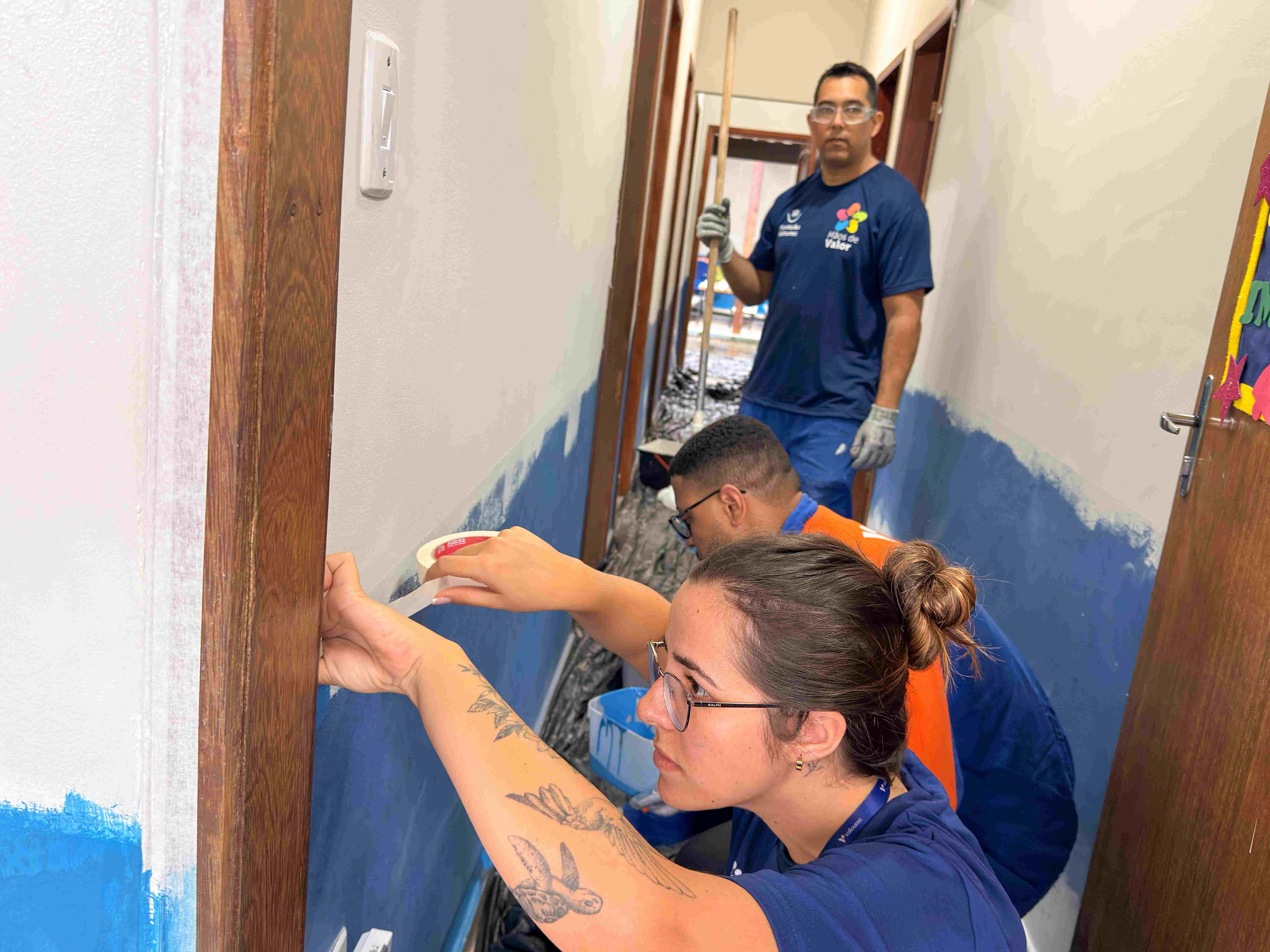 Ação voluntária leva pintura ao CIC de Cidade Praiana