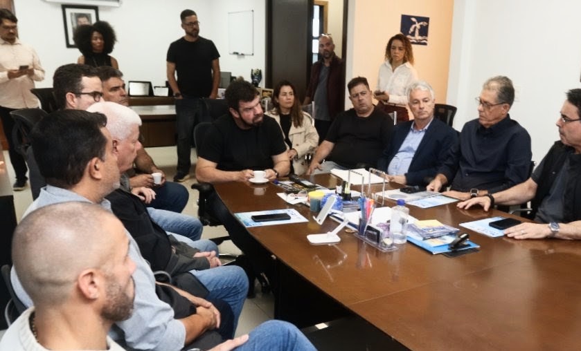 Prefeito de Macaé se reúne com representantes do “Selo Azul Cidades Costeiras”