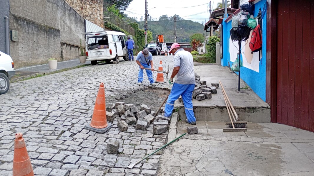 SECRETARIA DE OBRAS REALIZA INTERVENÇÕES EM REDES PLUVIAIS E CALÇAMENTOS