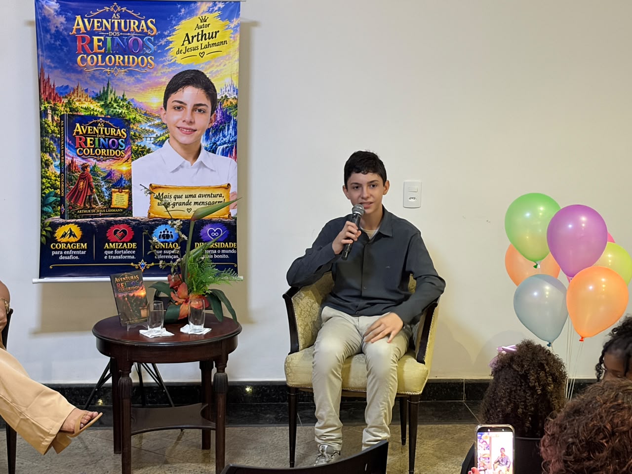 Criatividade e superação marcam lançamento de livro de jovem escritor de 11 anos