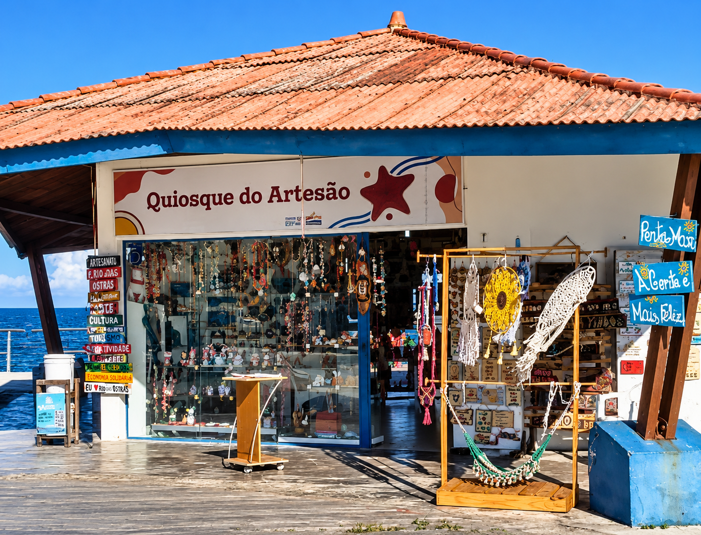Quiosque do Artesão é parada para turistas na orla de Costazul durante todo o ano