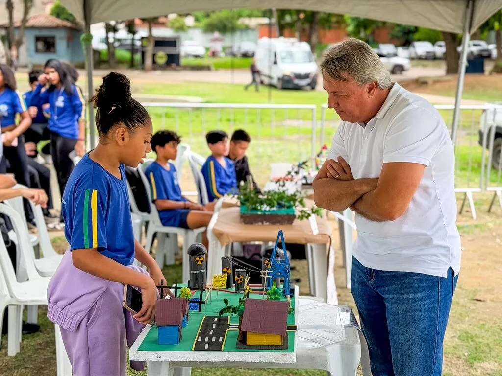 Prefeito Alexandre Martins de Búzios-RJ visita Feira de Ciências na Praça Tia Uia, na Rasa